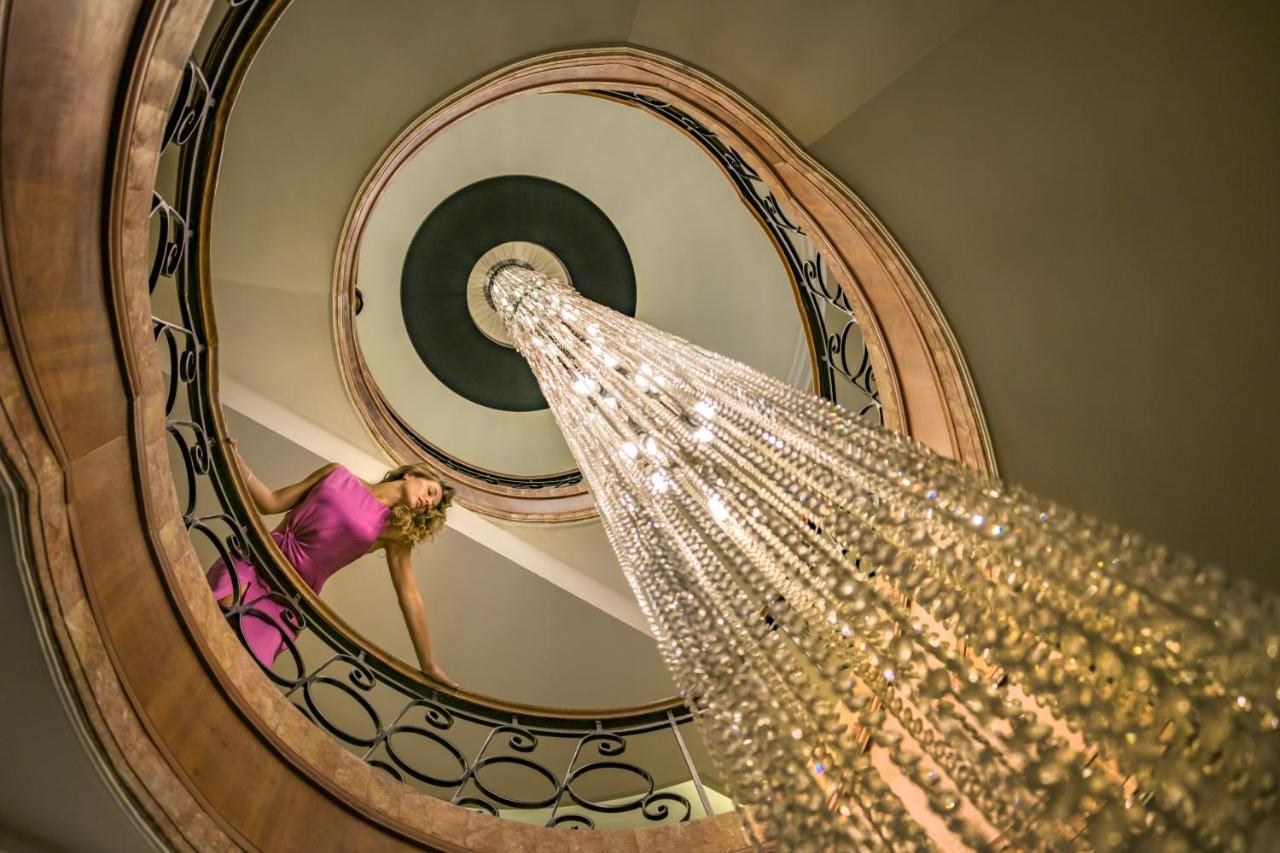 Grand Hyatt Amman Hotel Kültér fotó The spiral staircase