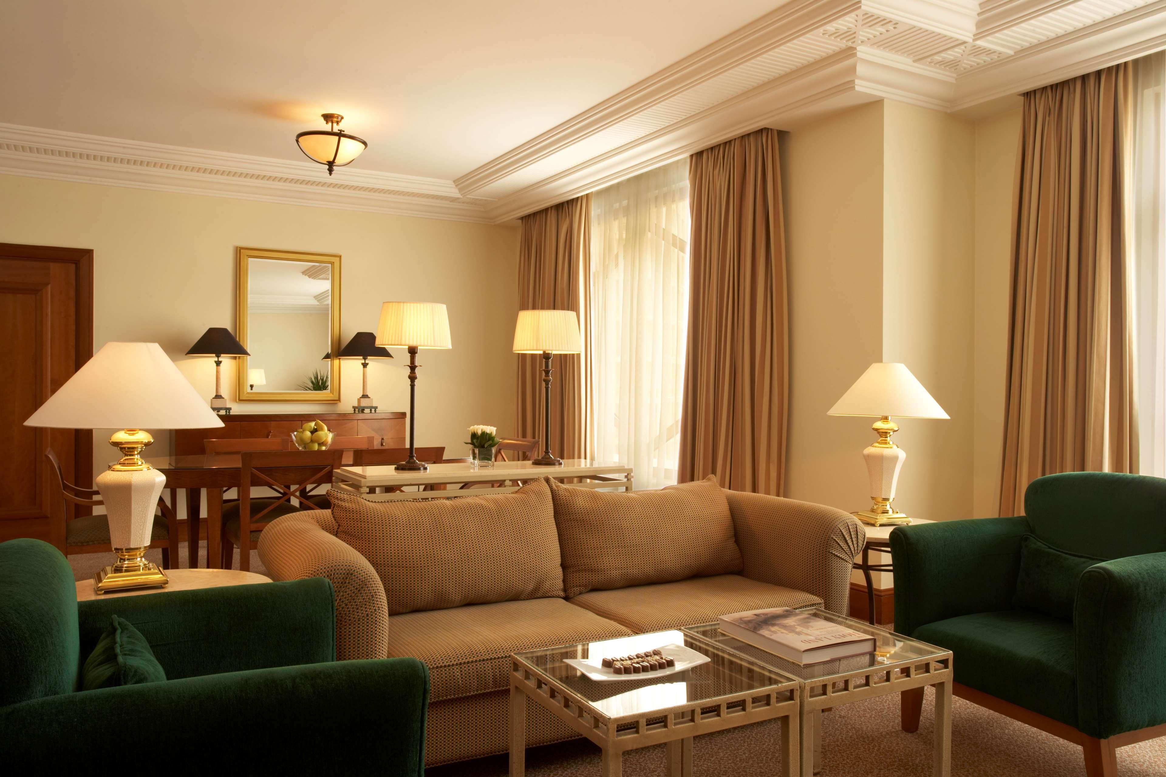 Grand Hyatt Amman Hotel Kültér fotó A suite at the hotel