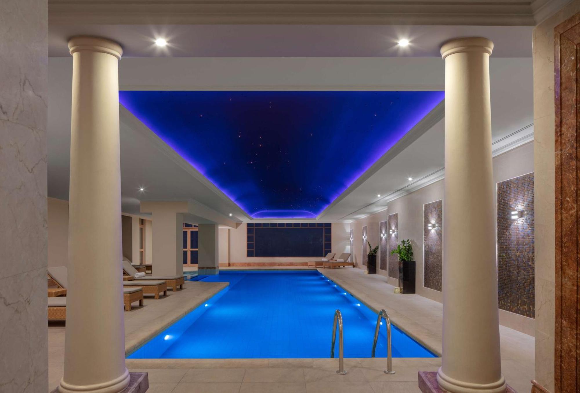 Grand Hyatt Amman Hotel Kültér fotó The swimming pool at the hotel